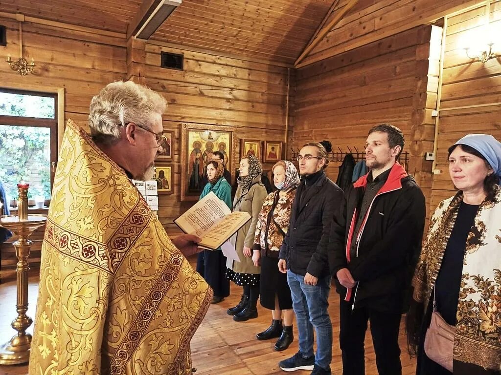 Люди в церкви. Евхаристия в православной церкви. Крещение руси. 3 седмица великого поста крестопоклонная. Православный к.