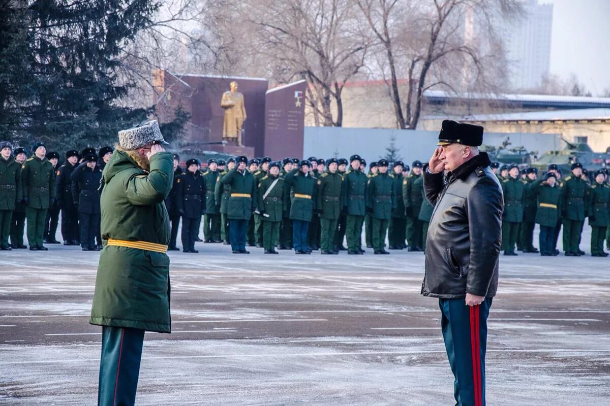 Генерал на плацу. Алма-Атинское училище общевойсковое командное училище.