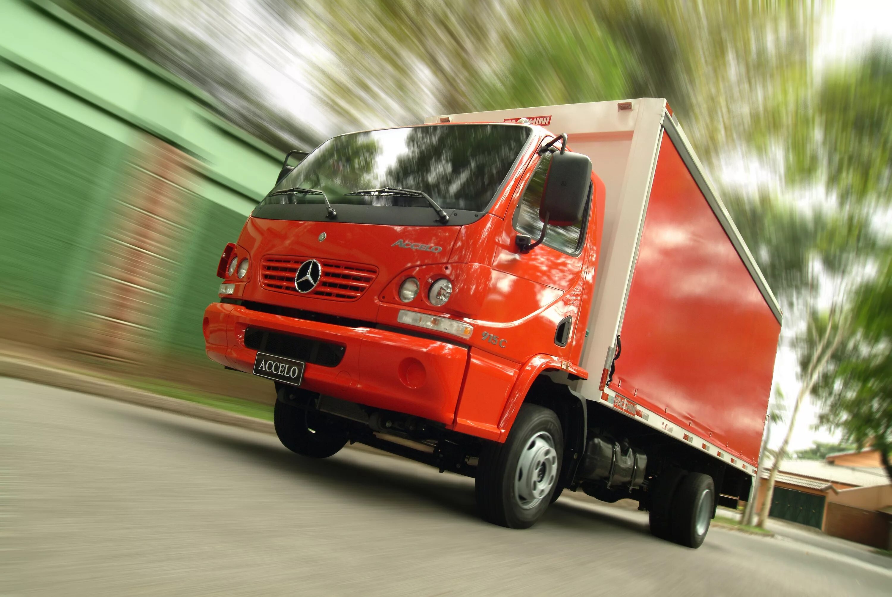 Грузовичков грузовой. Грузовик Мерседес Бенц 3 тонны. Mercedes-Benz Accelo. Мерседес Бенц 915. Малотоннажные Грузовики Мерседес.