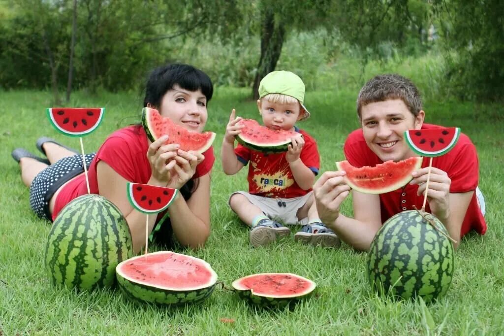 Самый лучший арбуз. Фотосессия в арбузах дети. Фотосессия с арбузом. Фотосессия с арбузами детская. Фотосессия Малышис арбузом.