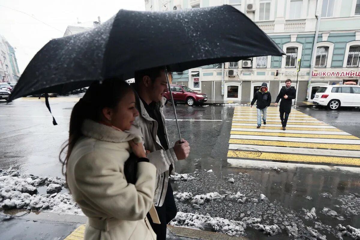 Дождь со снегом в Москве. Москва дождь зимой. Дождик в Москве. Дождь в Москве. Потепление в москве в декабре