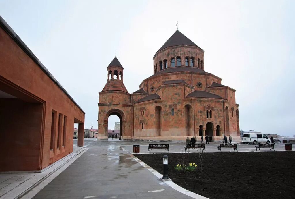 Церковь святой богородицы татары разграбили. Степанакерт Церковь армянская. Арцах церкви Степанакерт. Храм Святой Богородицы Степанакерт. Армянская Апостольская Церковь Нагорно-Карабахская Республика.