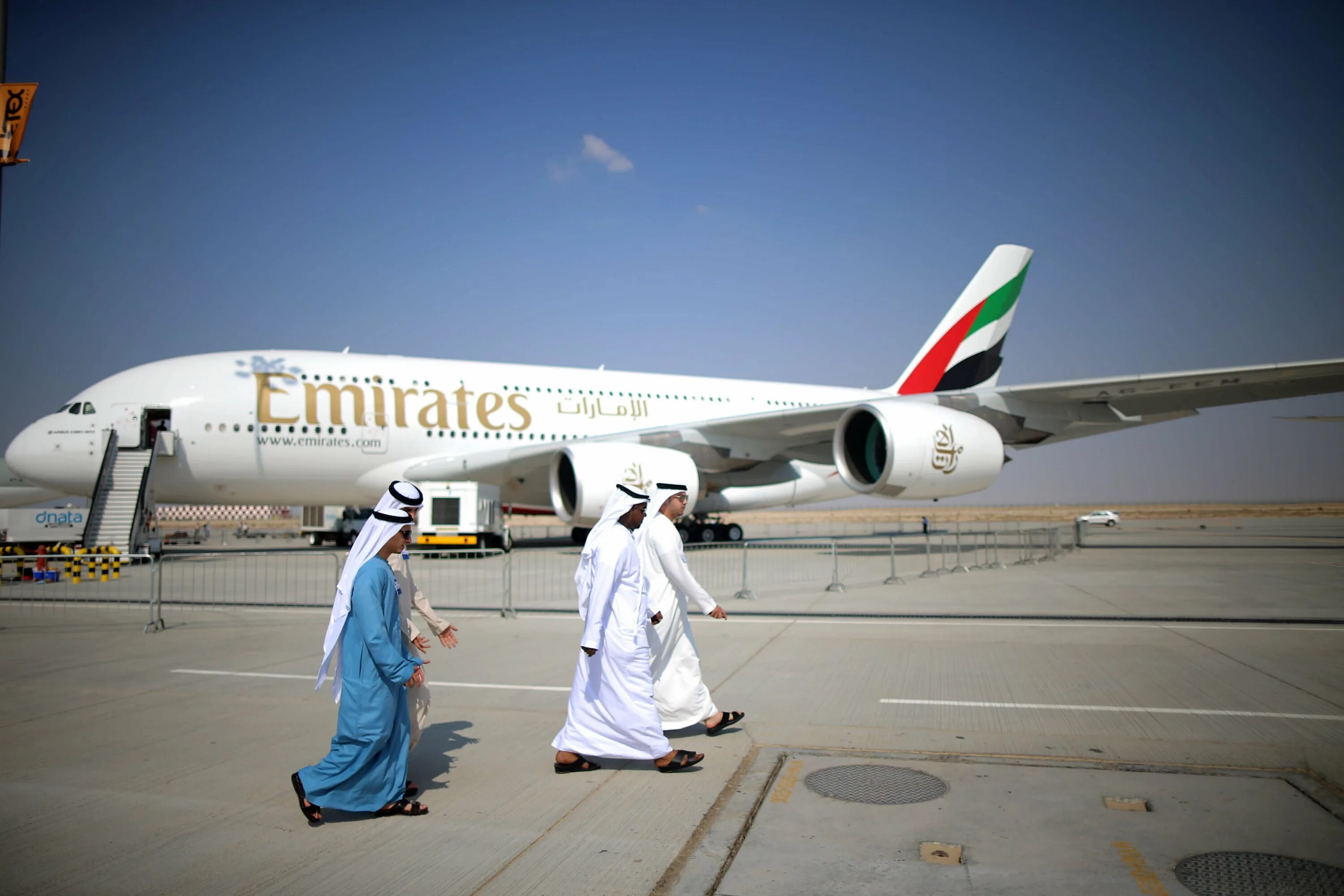 Самолет Дубай Эмирейтс. Авиалинии Дубай Эмирейтс самолеты. Дубайская авиакомпания Emirates. ОАЭ самолет Emirates.