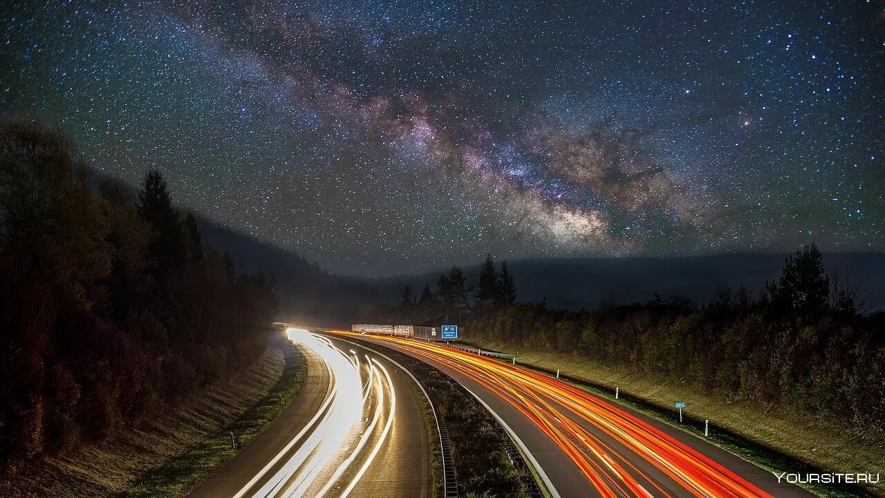 Ночь дорога и рок. Ночное небо и дорога. Ночная дорога. Млечный путь дорога. Звездное небо дорога.
