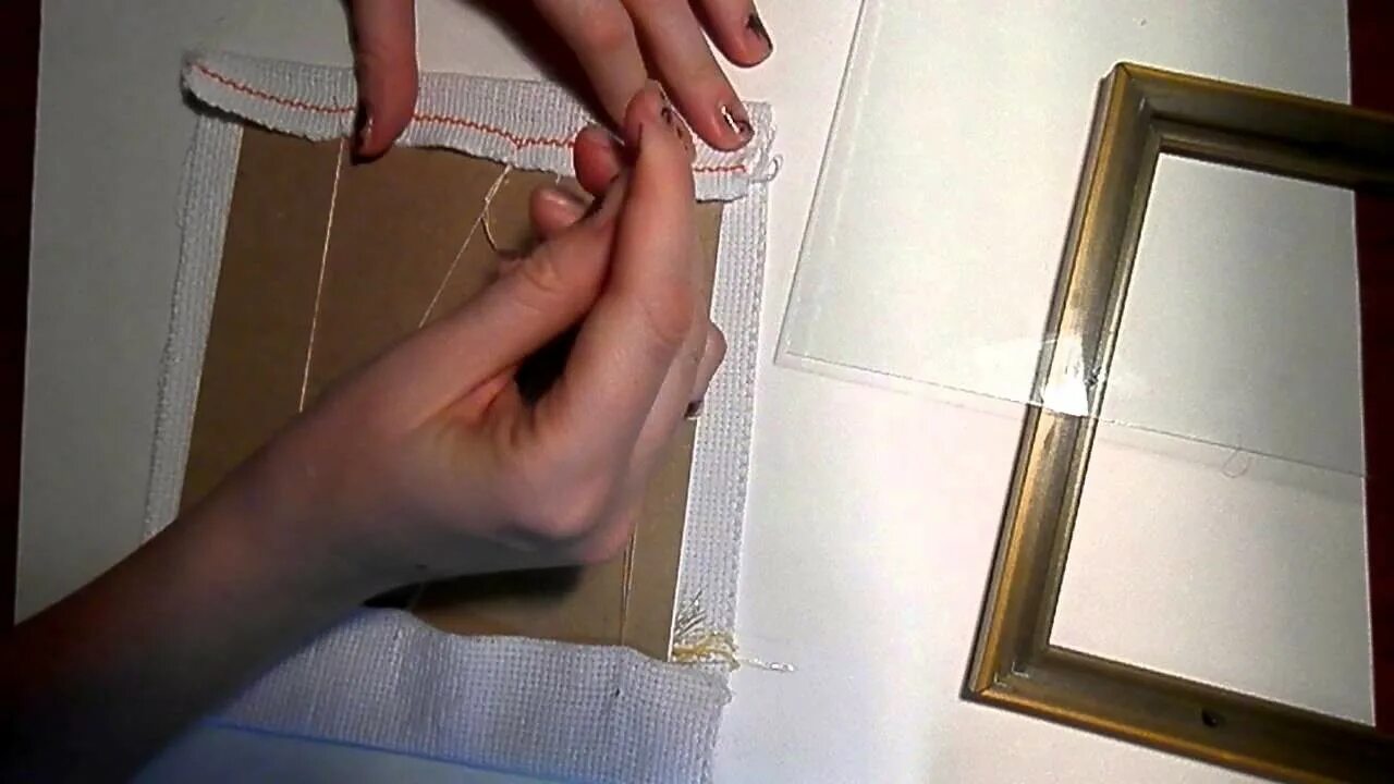 Оформить вышивку в рамку своими руками. Вставить вышивку в рамку. натягивание вышивки в рамку. рама для картины своими руками. натянуть вышивку в рамку своими руками.