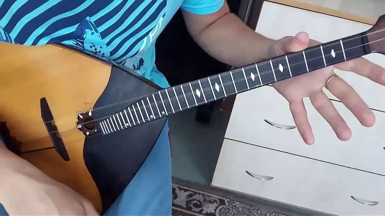 Научиться играть на балалайке с нуля. Елочка на балалайке. f# на балалцке. игра на балалайке. вибрато на балалайке.
