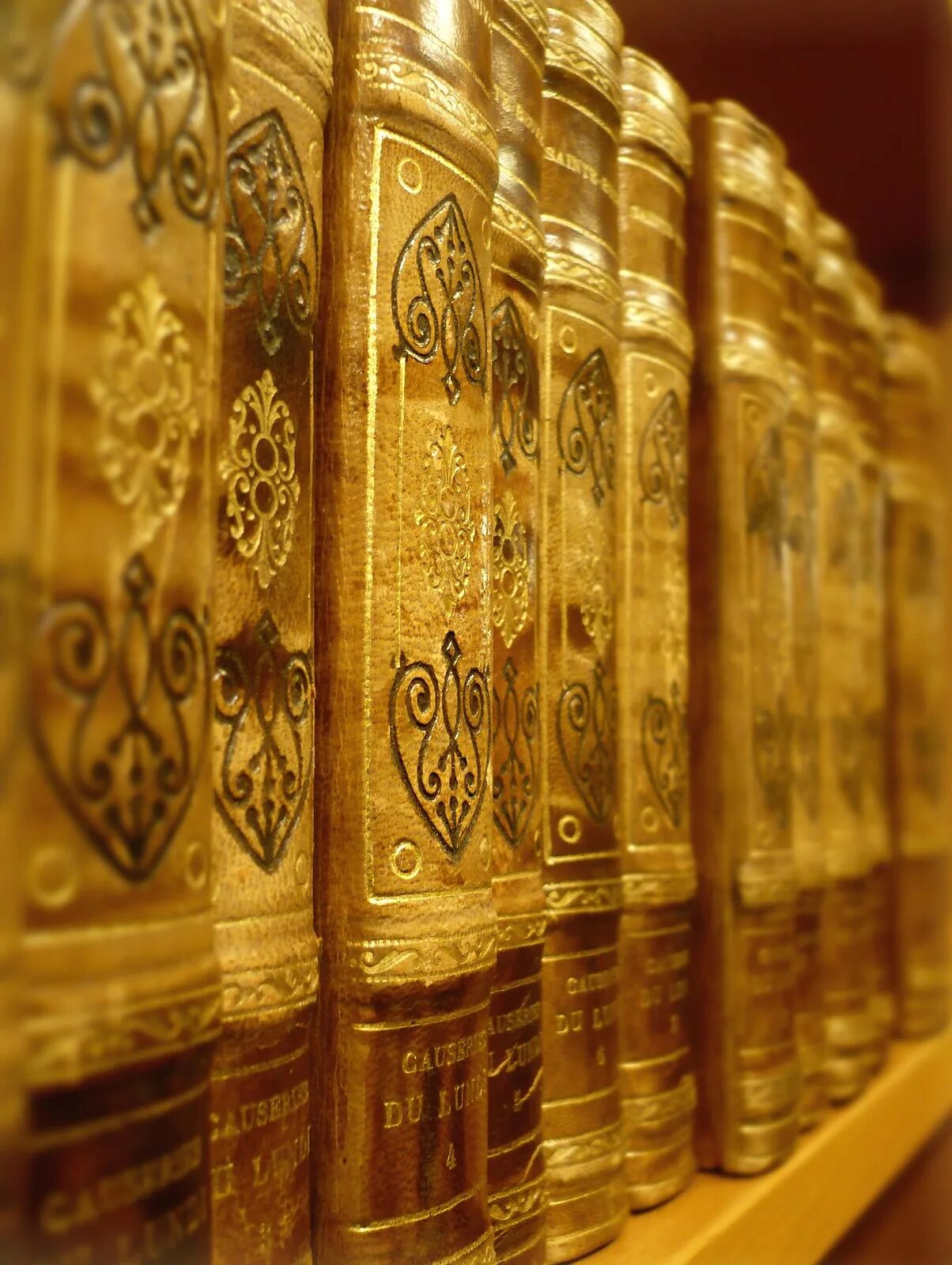 Книга золотистая. Старинные книги. Золотая книга. Книга из золота. Стопка старинных книг.