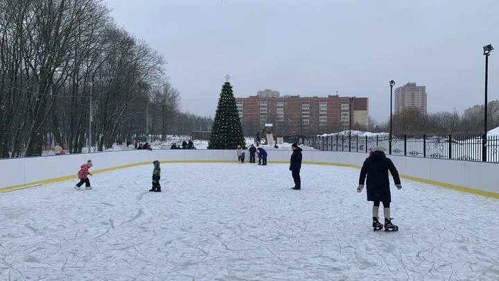 Каток в парке тула. Каток в Туле в парке Белоусова. Комсомольский парк Тула каток. Платоновский парк Тула горки. Каток в Центральном парке Тула 2024.