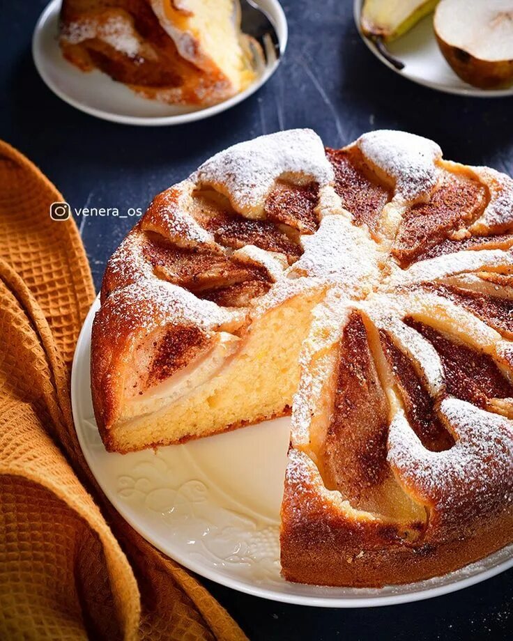 Шарлотка с яблоками и грушами. Грушевый пирог с шоколадом. Баварский грушевый пирог. Грушевый пирог со сметанной заливкой. Вкусная выпечка с грушами.