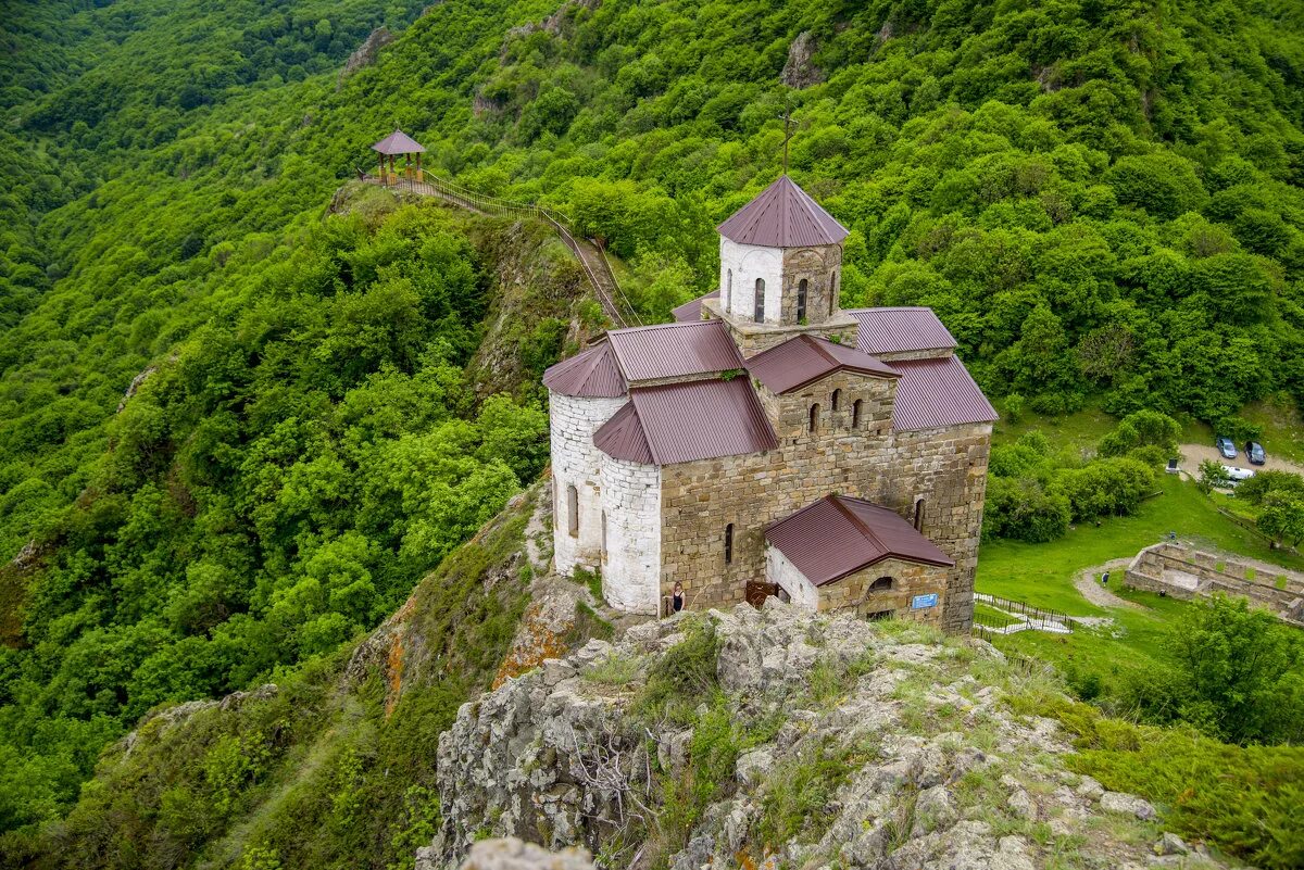 Шоанинский храм карачаево. Шоанинский храм карачаево-черкесия. шоанинский монастырь карачаевск. сентинский храм и шоанинский храм. шоанинский храм домбай.
