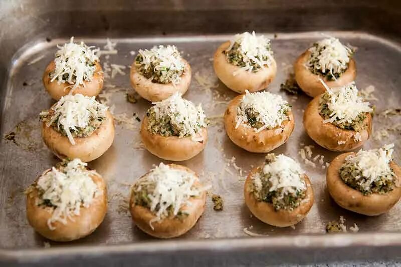 Шампиньоны в духовке с ножками сыром. Фаршированные шампиньоны в духовке с сыром. фаршированные грибы шампиньоны в духовке с сыром. фаршированные шампиньоны в духовке с сыром и курицей. шампиньоны фаршированные курицей.