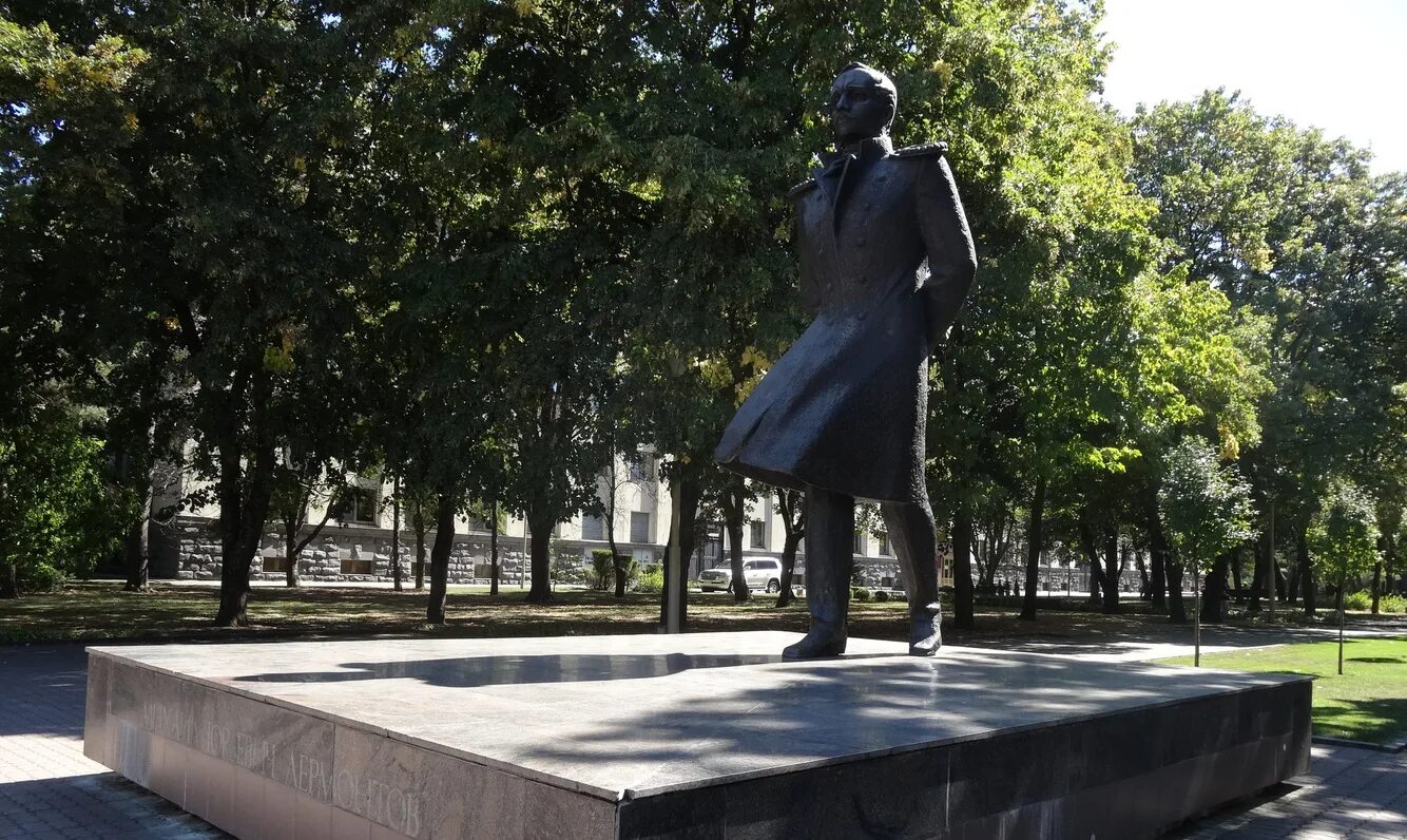 Памятник лермонтову в ставрополе. Ю. Ю. Лермонтовский ставрополь. Лермонтовский ставрополь.
