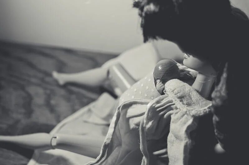 Женщина рожает куклу. Кукла барби рожает ребенка. Барби мидж беременная. Куклы барби беременные рожают. Кукла барби беременная.