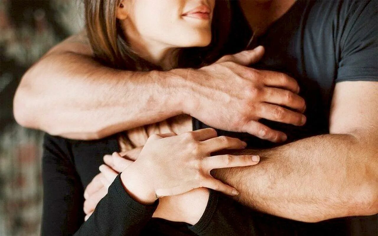 Мужские руки обнимают. Мужчина обнимает женщину. Крепкие мужские руки. Крепкие мужские объятия.