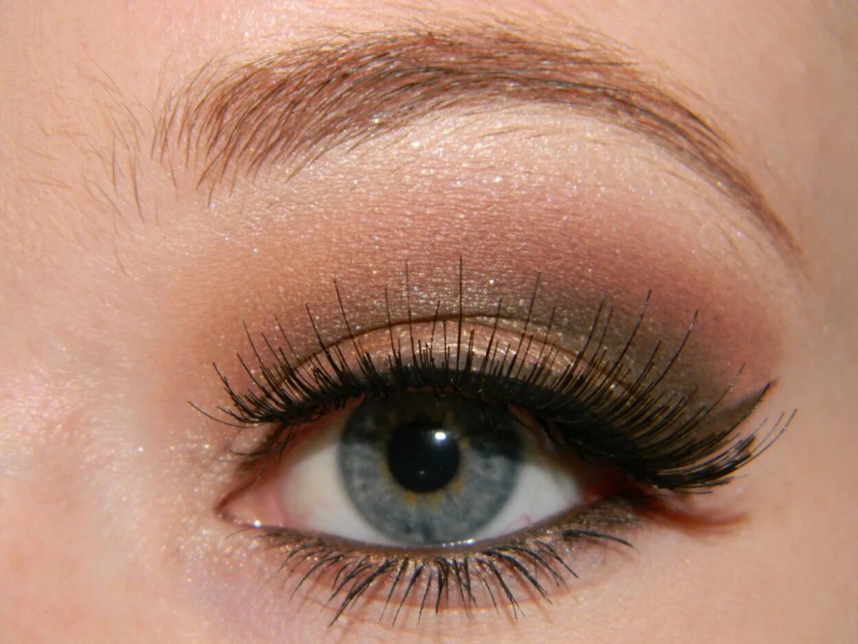 Темный смоки макияж. Красивый макияж коричневыми тенями. Коричневые тени для глаз. Смоки дымчатый макияж глаз. Тени тауп.