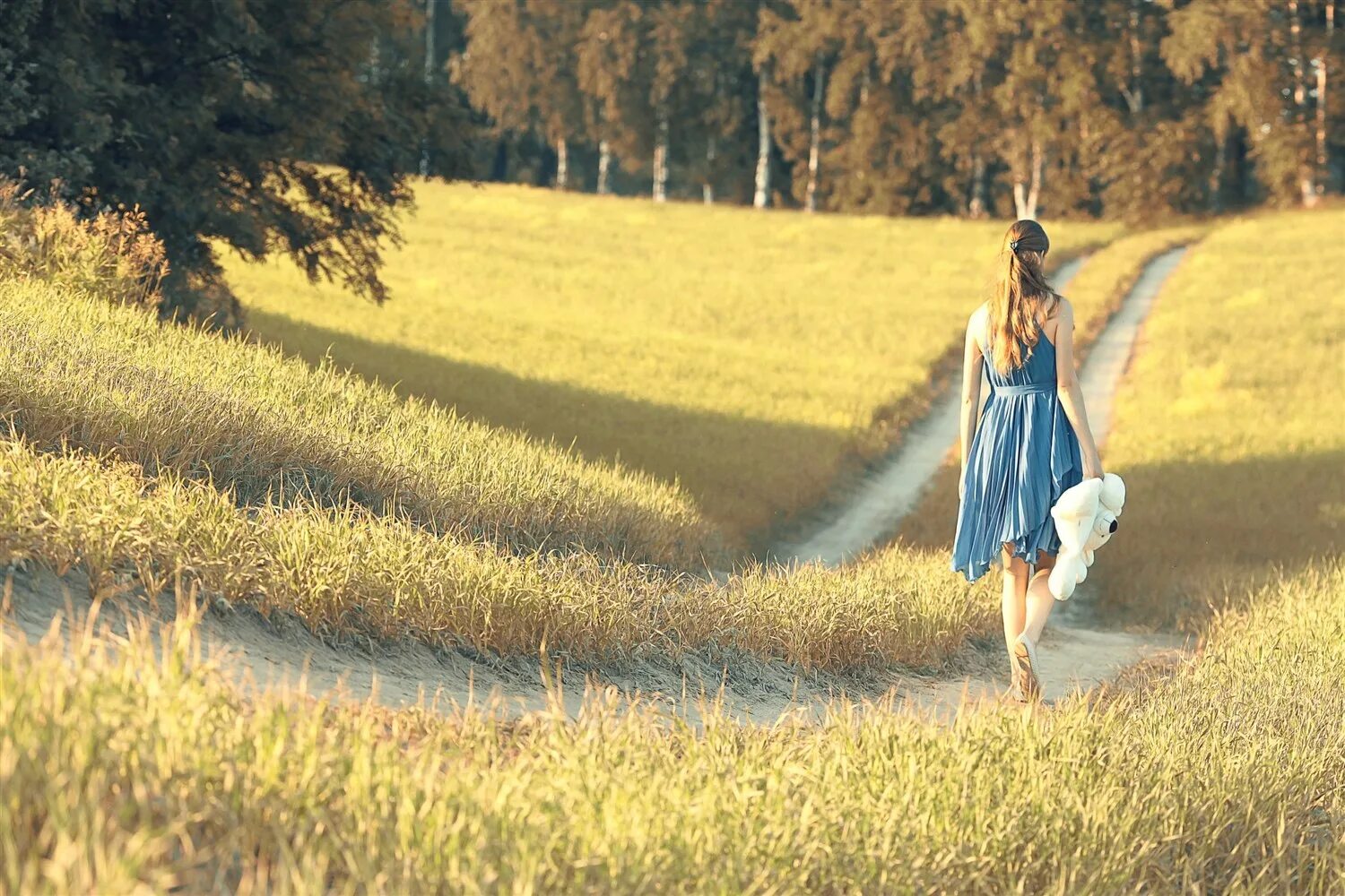 Пошло лето. Фотосессия в поле летом. Прогулки по полям. Девушка бежит босиком по полю. Бегущая девушка по тропинке.