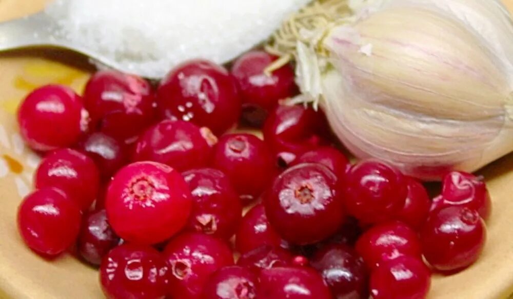 Хорта клюква и мед. Варенье брусника с апельсином. Клюква лимон. Клюква и лимон. Чеснок и клюква.