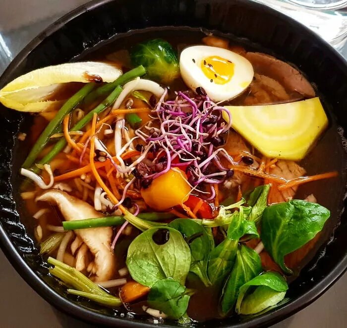 Движение рамен. Токио рамен japanese food. Движение рамен. Менма приправа для рамена. Рамен или рамен.