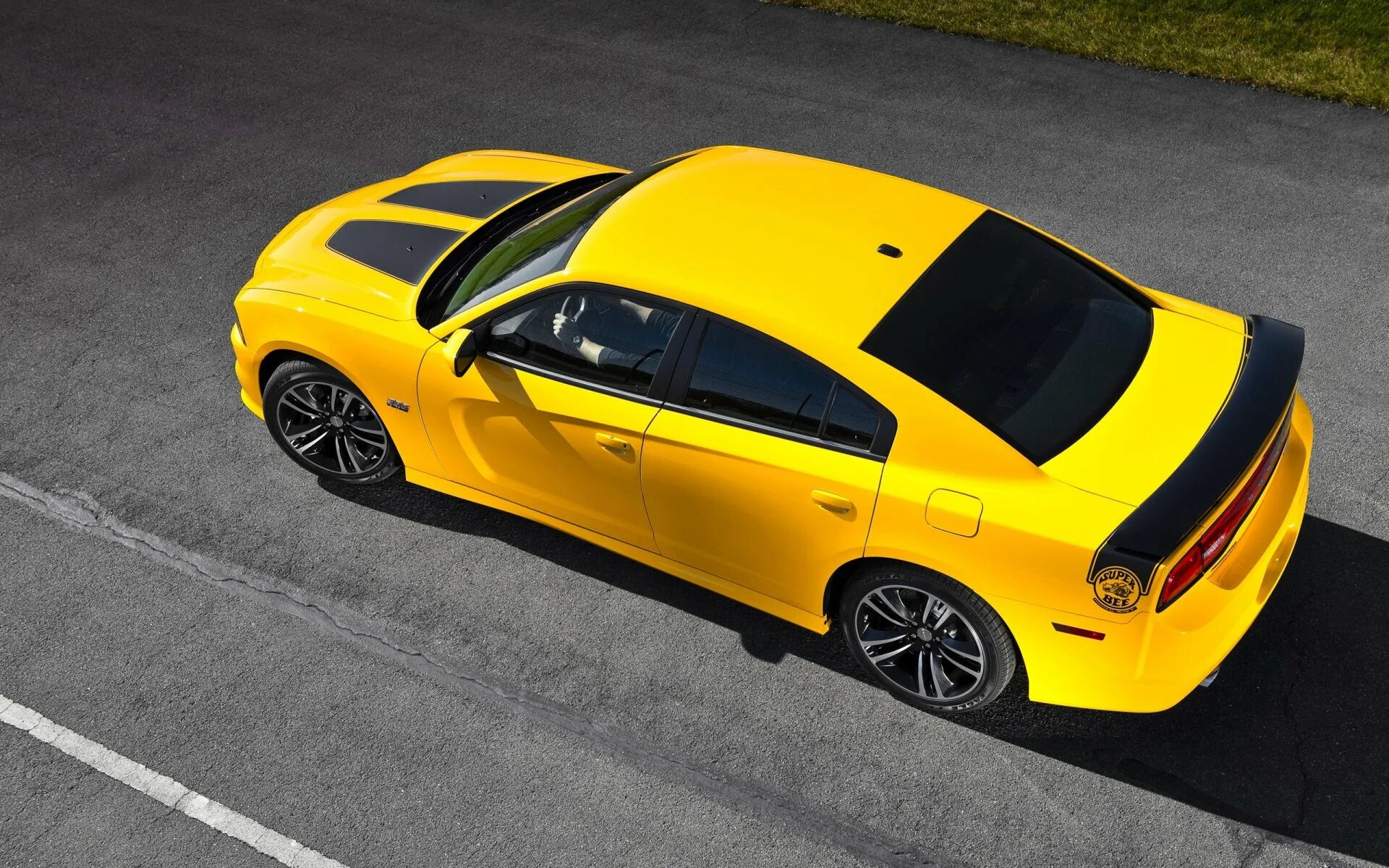 Включи желтый автомобиль. Dodge Charger srt8 super Bee. Dodge Charger srt8 super Bee 2012. Dodge Charger srt8. Додж Чарджер желтый.