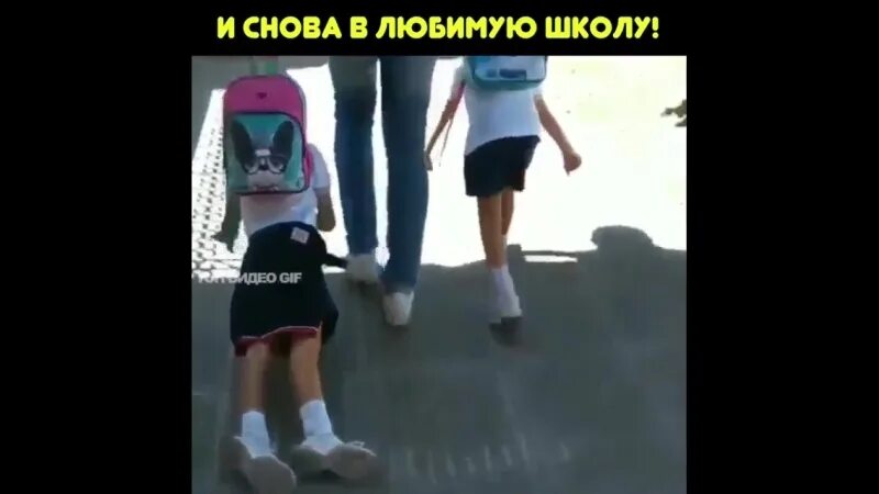 Видео в углу где ребенок тащит папу. Ребенка тащат в школу. Папа тащит ребенка в школу. Ребенка тянут в школу. Родитель тянет ребенка в школу.