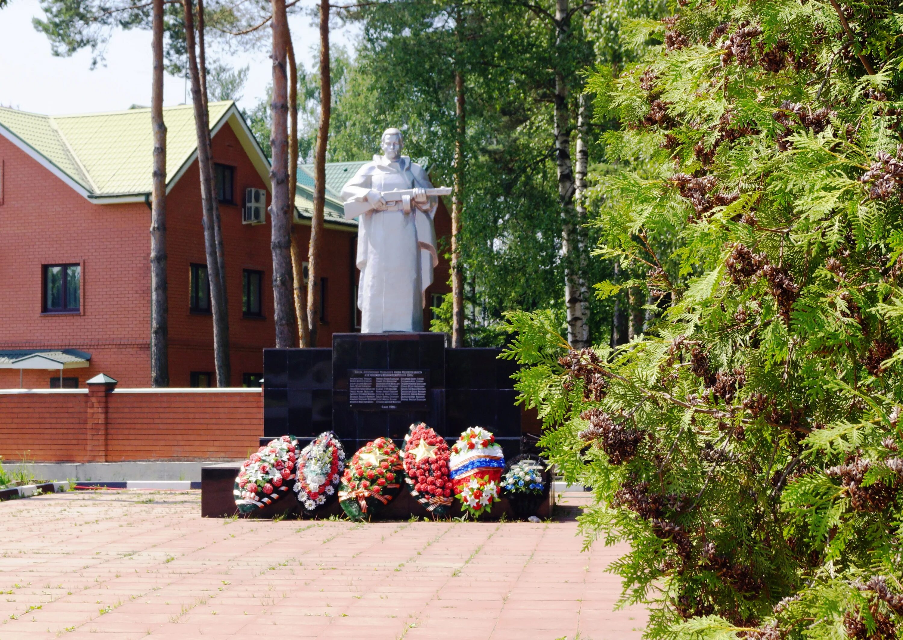 Поселок снегири подмосковье памятник. Г Лесной Московская область мемориал. Подольск мемориал Великой Отечественной войны. Памятник поселок Александровка Подольск. Памятник в Московской области мемориал.