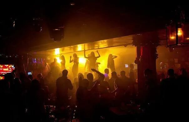 Ночные заведения волгограда. Девушки в ночном клубе летом. Безбашенная вечеринка. Буткемп винстрайк. Клубы со скольки лет.