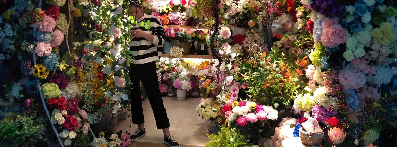 Искусственные цветы на рынке. Рынки с искусственными цветами. Китайский рынок искусственных цветов. Садовод цветочный павильон.