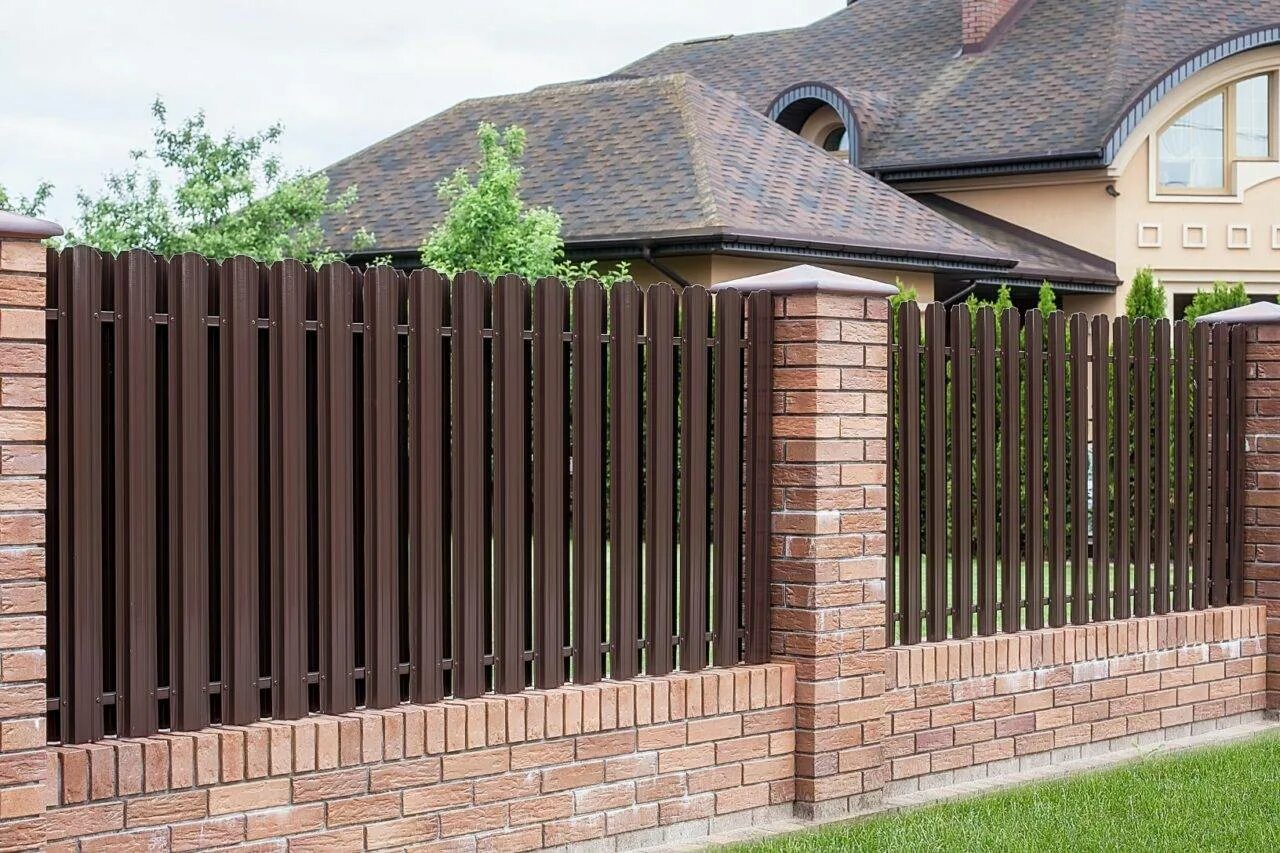Красивый деревянный забор. Фасадный забор. Забор из евроштакетника дпк. Забор рал 7024 и кирпичные столбы. Варианты заборов для частного.