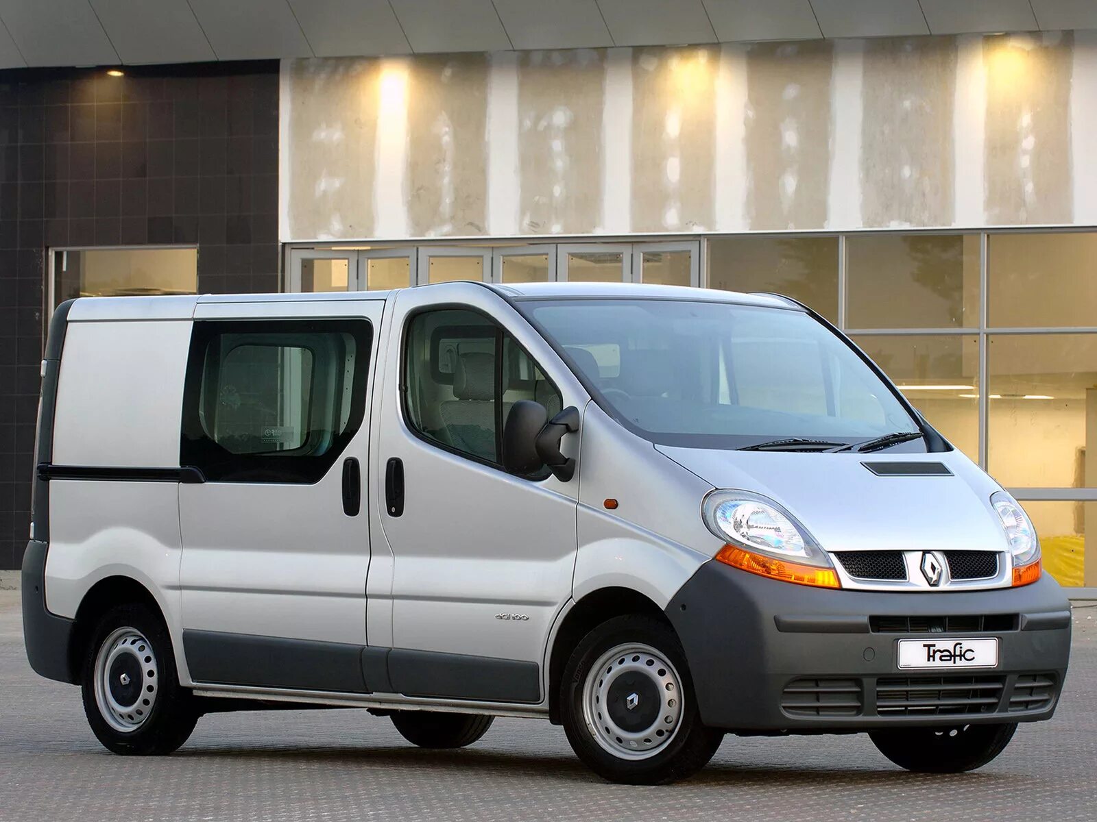 Рено трафик 2008. Renault Trafic 2 поколение. Renault Trafic II 2006. Renault Trafic II 2001. Купить минивэн рено