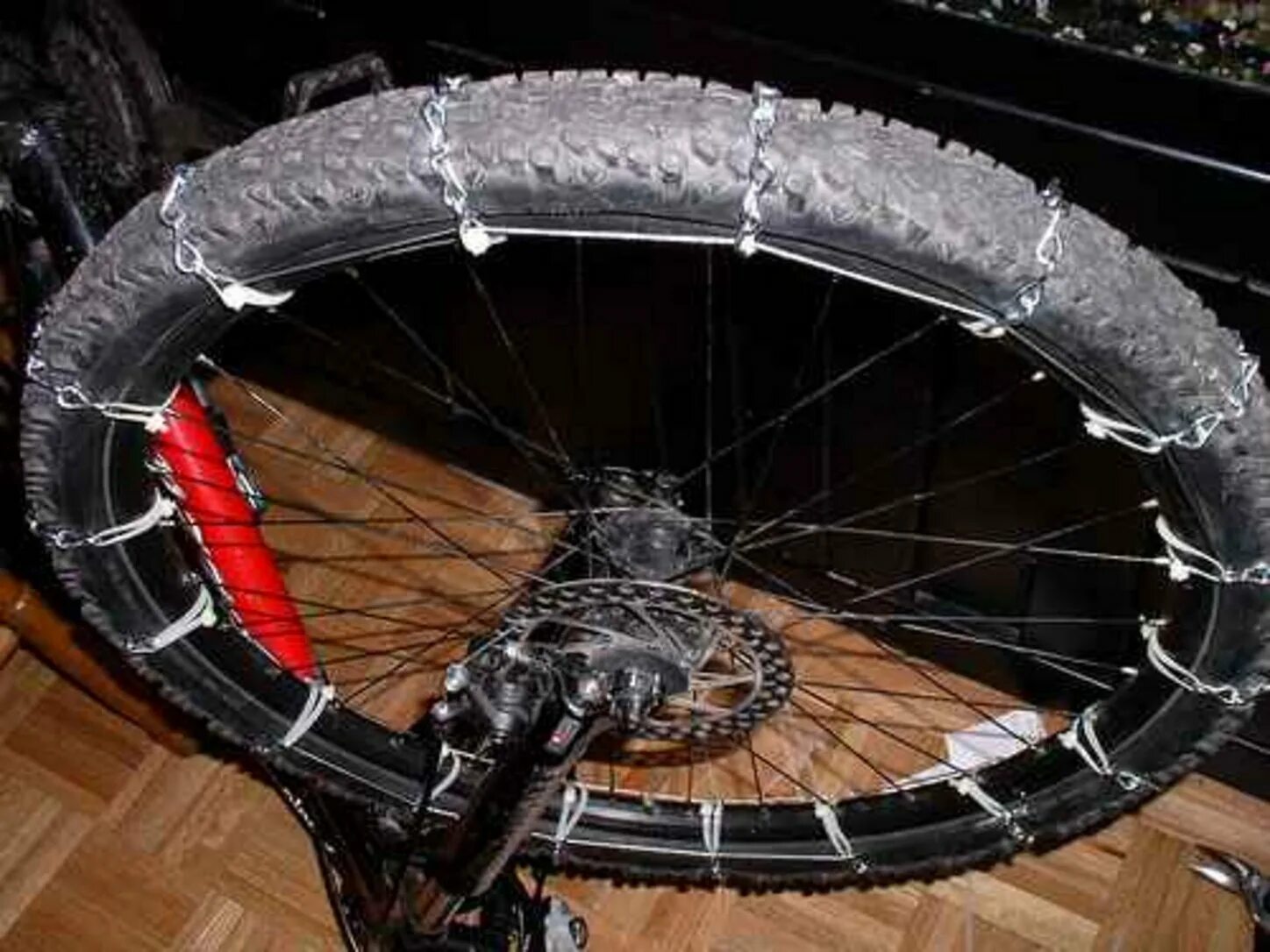 Покрышки на заднее колесо на велосипед. Цепи на колеса велосипеда. Цепи на велосипедные колёса. Цепи противоскольжения на велосипед. Зимние колеса на велосипед.