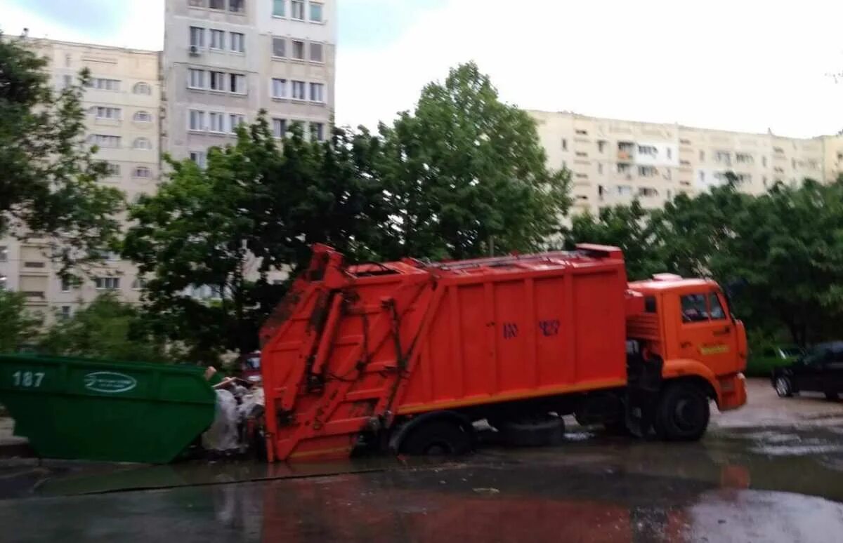 Севастополь мусоровоз. Дом на колесах мусоровоз. Мусоровозы с буквой а в Севастополе. Мусоровоз под дождем.