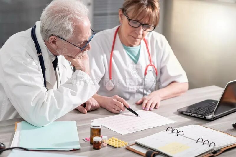 Форум где обсуждают врачей. Деловая встреча врачей. Комиссия врачей. Форумы обсуждение врачей. Врач руководитель.