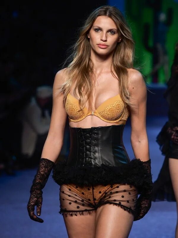 Modeling live show. Etam live show 2018:. показ белья в париже - etam live show. etam live show в париже. показ прозрачного белья.