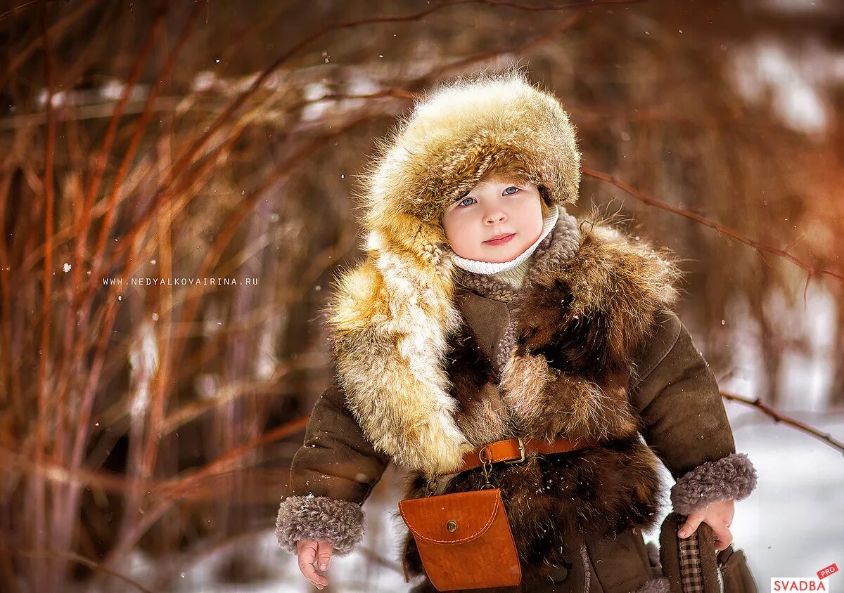 Ушанка валенки. Зима для детей. Мальчик зимой. Детская фотосессия в шубе. Мальчик в тулупе.