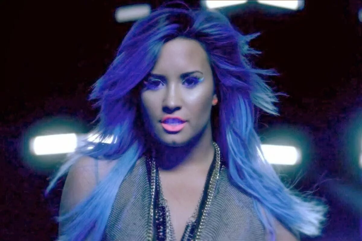 Деми Ловато Neon. Demi Lovato 2014. Деми Ловато Neon Lights. Деми Ловато синие волосы. Неоновые огни песня