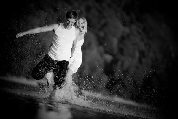 Девушка уходит от парня. Мужчина бегает за женщиной. Мужчина сбегает от женщины. Женщина отшивает мужчину. Мужчина убегает от женщины.