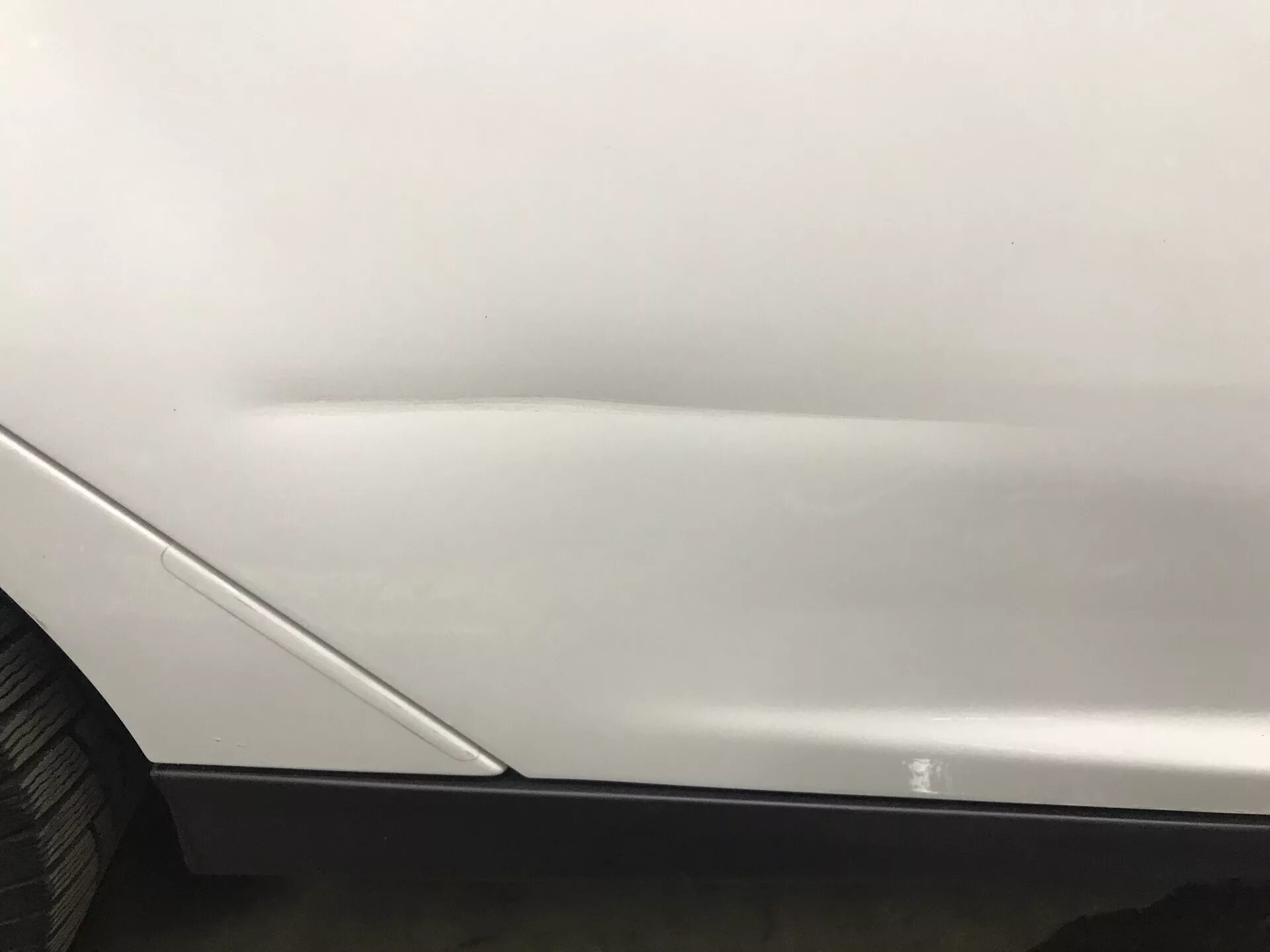 Вмятина сбоку. Вмятина на белом авто. Спортейдж белый сзади вмятина на заднем крыле. Вмятина на авто. Поцарапанная машина.