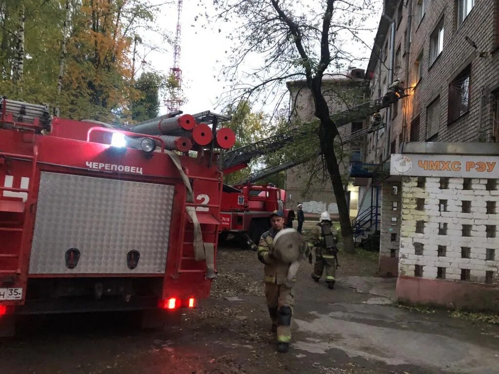 Пожар. Пожар в доме. Пожар в городе. Пожар в Череповце октябрь 2022. Ленин сгорел