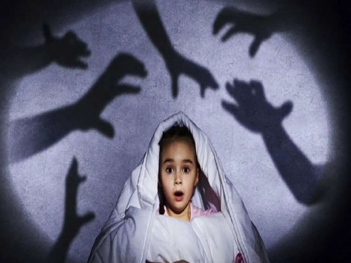 Детские фобии. Ночные страхи у детей. Ребенок боится. Ребенок в темноте. Страх темноты у детей.