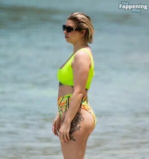 Olivia Bowen Shows Off Her Curves on the Beach of Barbados (21 Photos) .