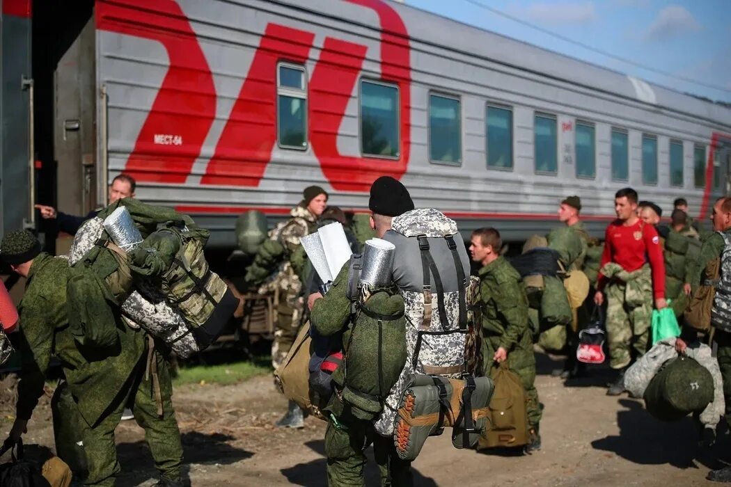 Эшелон отправка. Поезд с военной техникой. Эшелон отправка. Эшелон отправка. Призывники срочники.