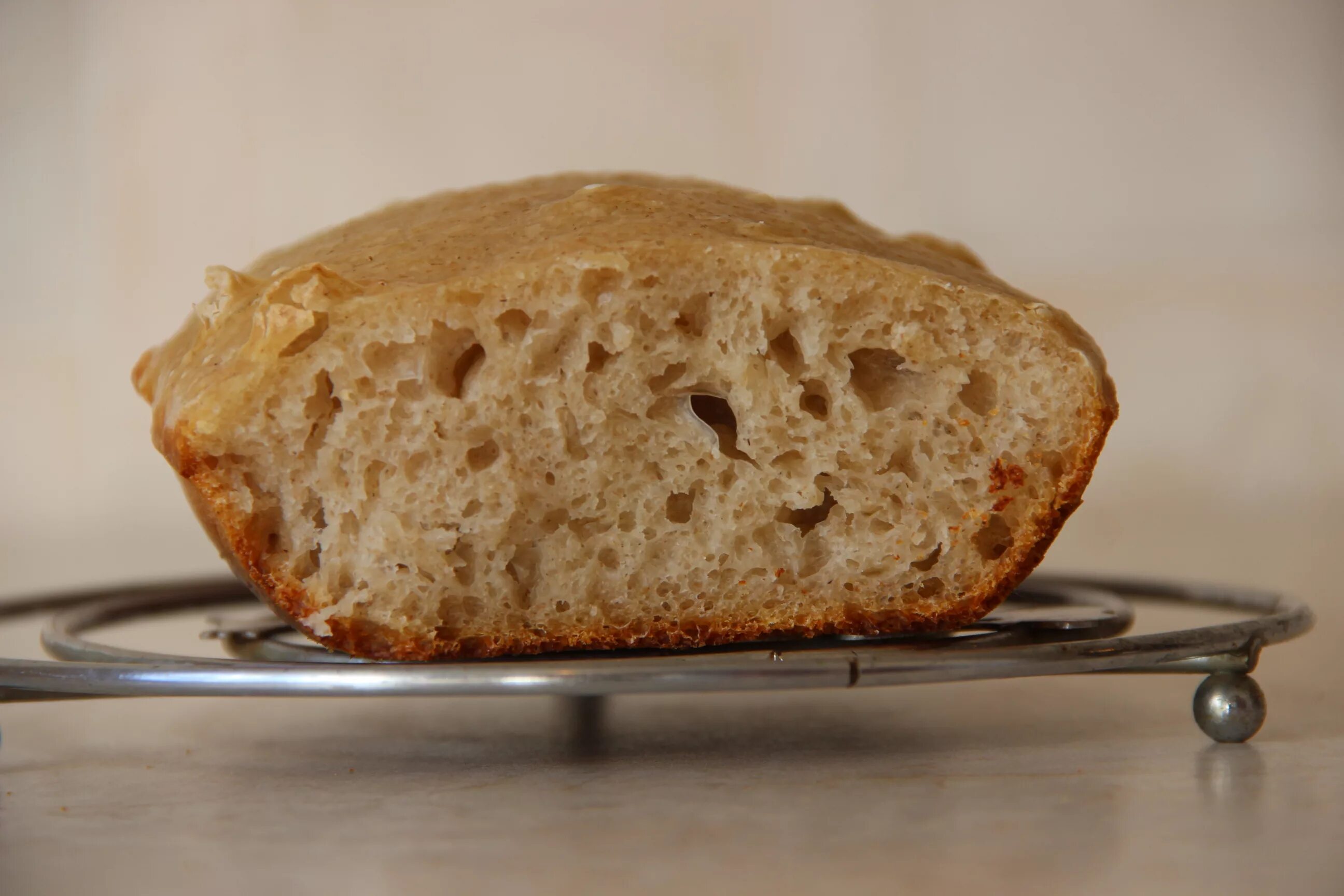 Домашний бездрожжевой хлеб в духовке на закваске. Чиабатта. Чиабатта на закваске. Домашний хлеб. Хлеб бездрожжевой итальянский.