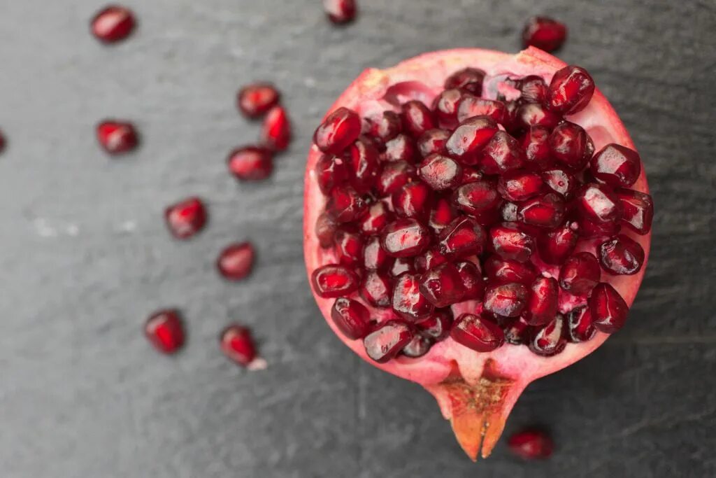 Гранатовые косточки. Гранат семена. Гранат семечки. Картинка гранат и семенами. Семя граната.