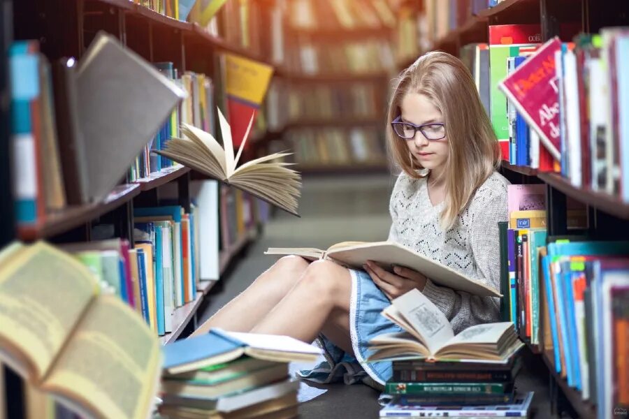 Читаем лучшие книги. Читатели в библиотеке. Дети в библиотеке. Чтение книг. Библиотекарь в библиотеке.
