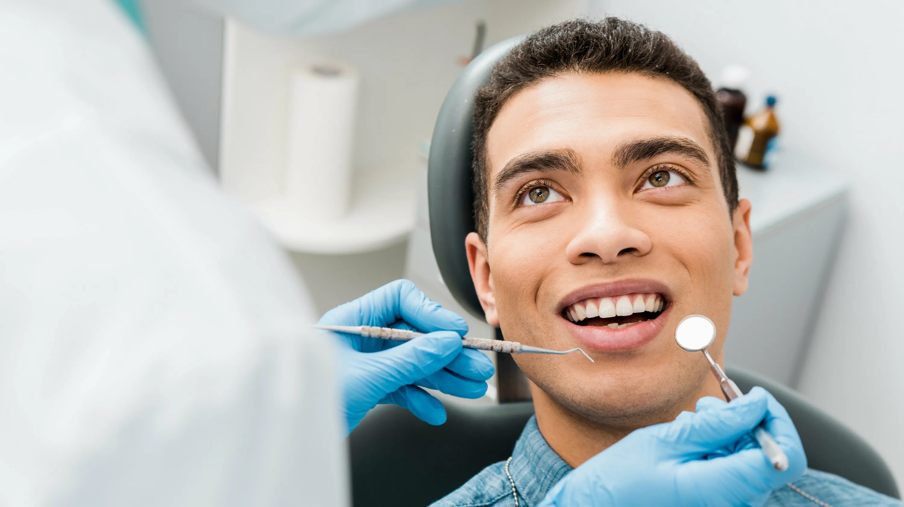 Протезисты клиники. Мужская улыбка стоматология. Дантист Shutterstock. Shutterstock Dental. Dentist Анкилл.