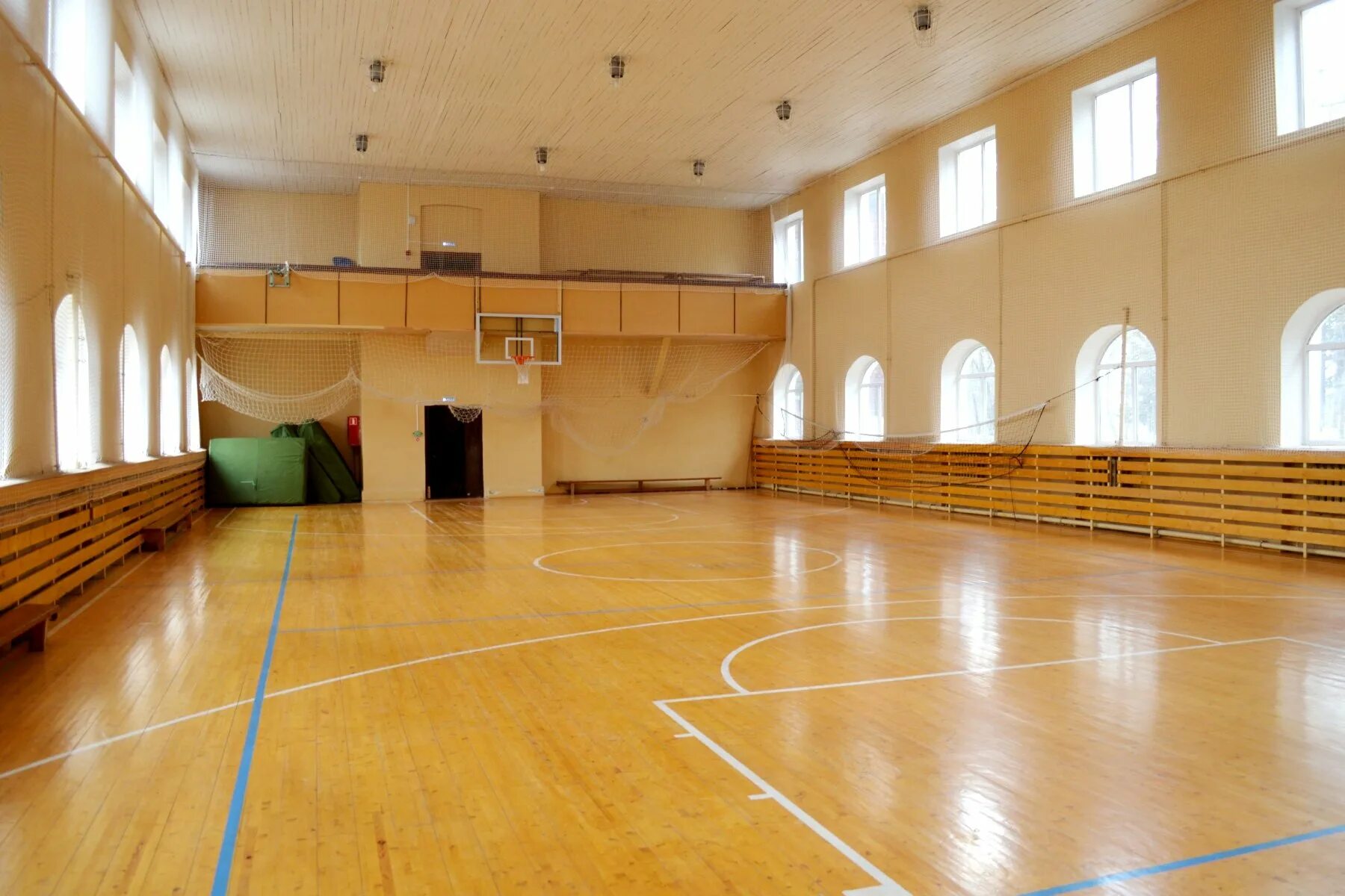 Спорт в большой зал. Спортивный зал. Большой спортивный зал. Современный спортивный зал в школе. Огромный школьный спортзал.