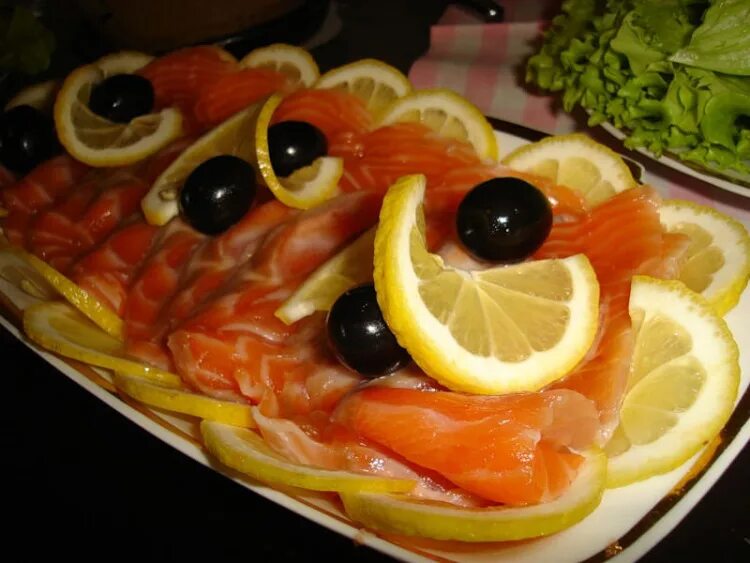 лимон на рыбу красиво. салмон лосось. украшение селедки с лимоном. специи для рыбы. семга с лимончиком.