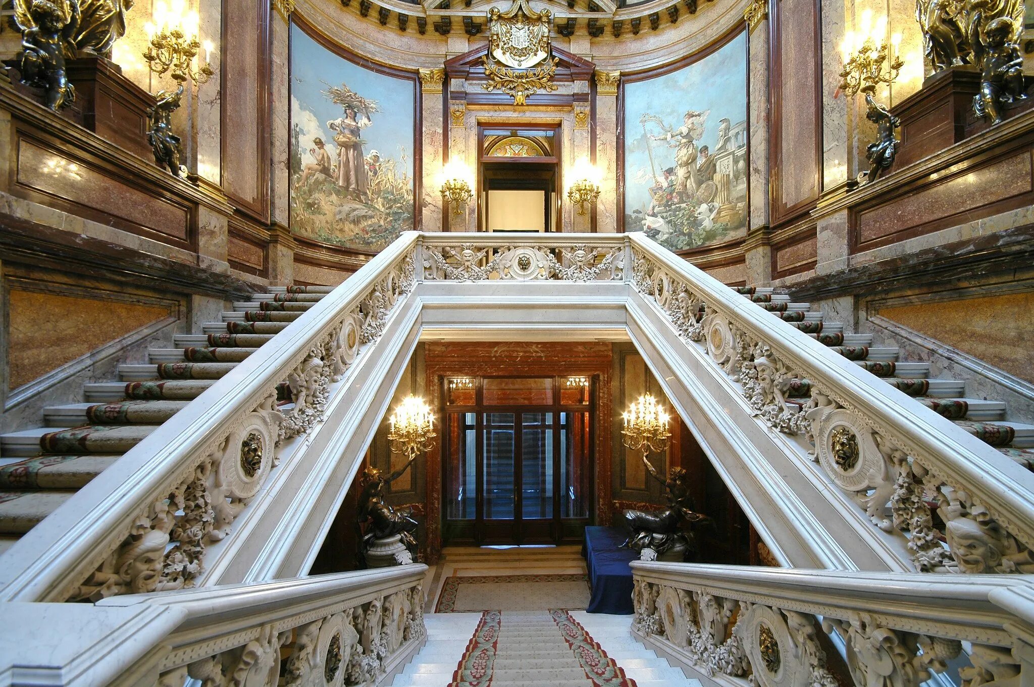 Дворец Версаче лестница в Доворец. Хофбург парадная лестница. Парадная лестница Королевский дворец в Берлине. Дворец Версаче изнутри.