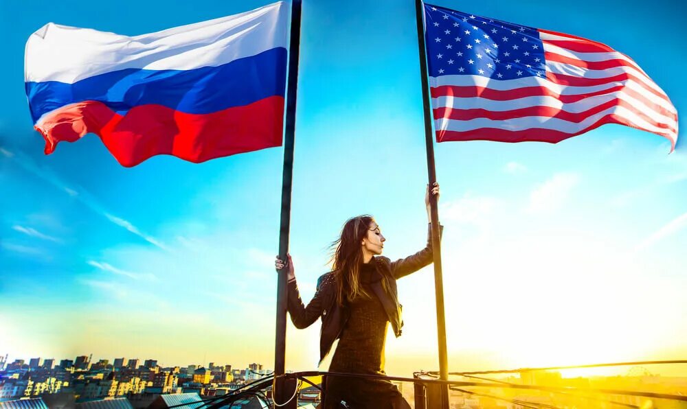 Америка жить и россия. Американцы с российским флагом. Женщина с флагом. Американец с флагом. Русский флаг.