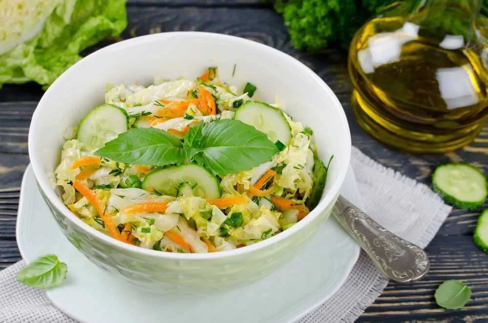 Салат овощной с капустой и огурцом. Салат из пекинской капусты. овощной салат с пекинской капустой. салат с пекинской капустой и овощами. овощной салатик с пекинской капустой.